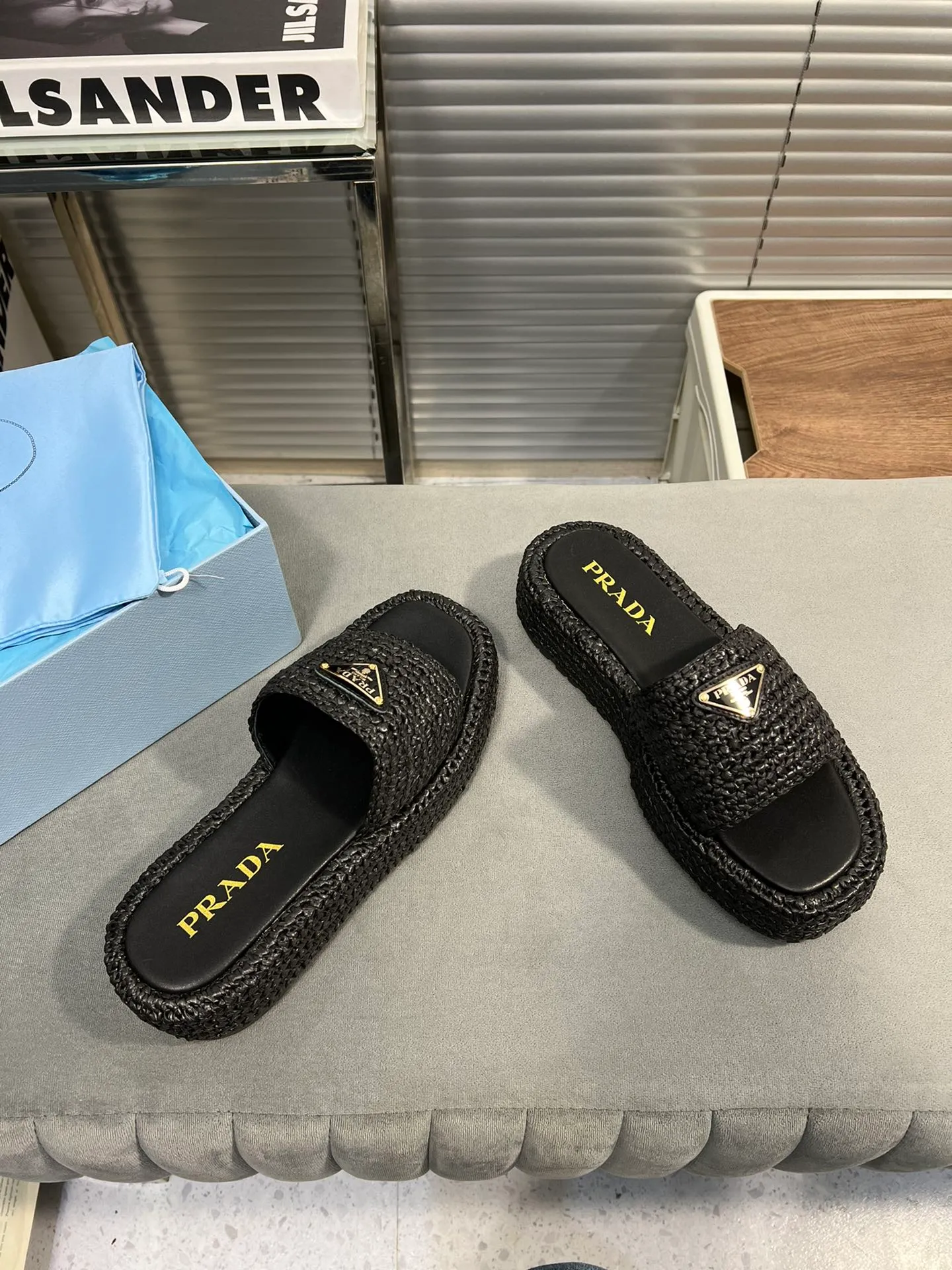 👟👟Ex-factory price 420👟👟 Prada’s new woven shoes and straw slippers! This year's popular straw series, lazy people's must-have slippers, look so good on your feet! ●Material: original uniform grass weave ●Inner padding: sheepskin lining ●Outsole: rubber outsole ●Number of yards: 35～40 (40 41 customized)
